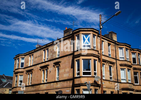 Glasgow-Liegenschaft Wohnung mit Saltire Fahne im Fenster. Stockfoto