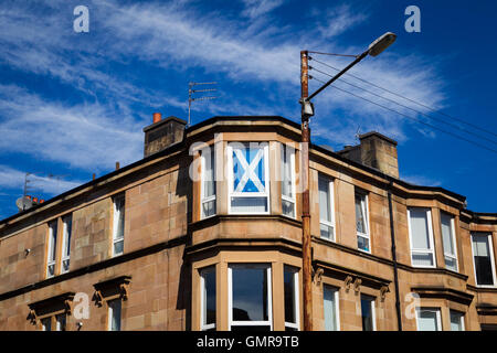 Glasgow-Liegenschaft Wohnung mit Saltire Fahne im Fenster. Stockfoto