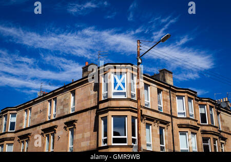 Glasgow-Liegenschaft Wohnung mit Saltire Fahne im Fenster. Stockfoto