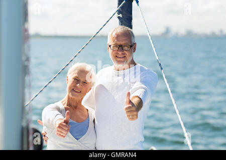 Älteres Paar am Meer Boot oder Yacht Segeln Stockfoto