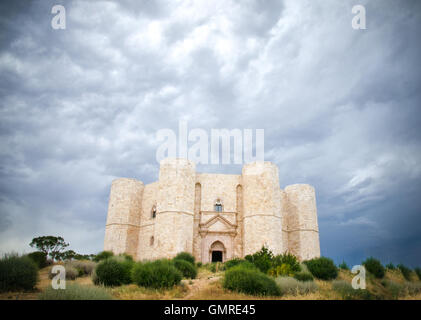 Castel del Monte, Andria, Apulien - Burg dramatischen Wolkenhimmel Stockfoto