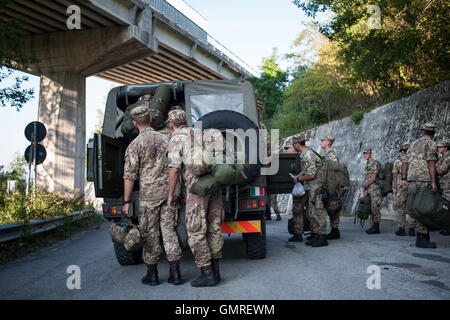 Pescara Del Tronto, Italien. 26. August 2016. 6.0 Erdbeben in Italien zwischen Lazio und Marche Regionen mindestens 267 Menschen getötet. Die Forschung und Schutt im Dorf von Pescara del Tronto in Provinz von Ascoli Piceno 153 km von Rom entfernt. Bildnachweis: Ivan Romano/Pacific Press/Alamy Live-Nachrichten Stockfoto