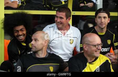 Burton Albion Hamza Choudhury (links) und Manager Nigel Clough während der Himmel Bet Meisterschaft match bei der Pirelli-Stadion, Burton. Stockfoto