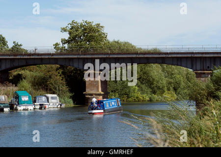 Narrowboat am Fluss Avon gehen unter einer Eisenbahnbrücke bei Eckington, Worcestershire, England, UK Stockfoto