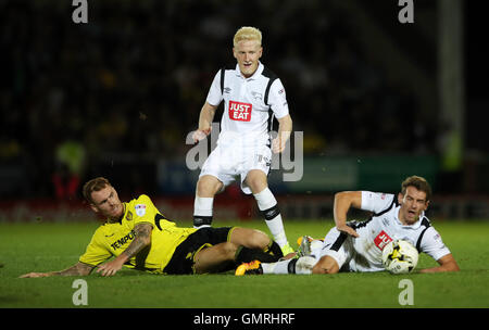 Burton Albion Tom Naylor (links) und Derby County Craig Bryson Kampf um den Ball von Willen Hughes beobachtet, während der Himmel Bet Meisterschaft überein im Pirelli-Stadion, Burton. Stockfoto