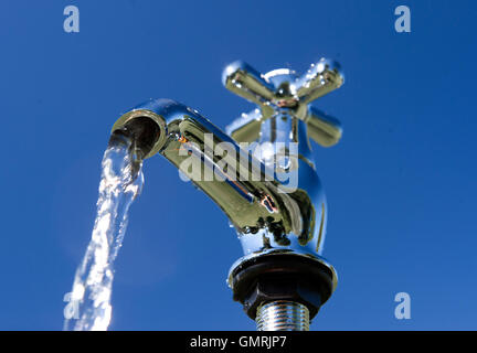 Frisches Trinkwasser Wasser tropft und gießt aus einem Hahn Stockfoto