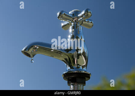 Frisches Trinkwasser Wasser tropft und gießt aus einem Hahn Stockfoto