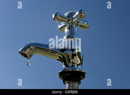 Frisches Trinkwasser Wasser tropft und gießt aus einem Hahn Stockfoto