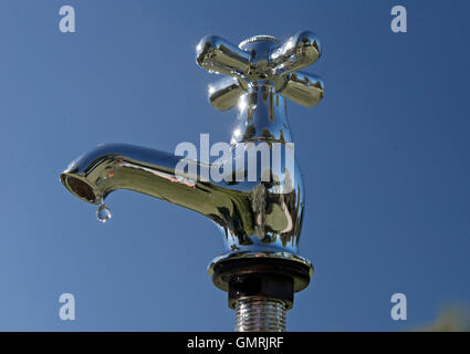 Frisches Trinkwasser Wasser tropft und gießt aus einem Hahn Stockfoto