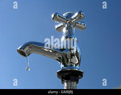 Frisches Trinkwasser Wasser tropft und gießt aus einem Hahn Stockfoto