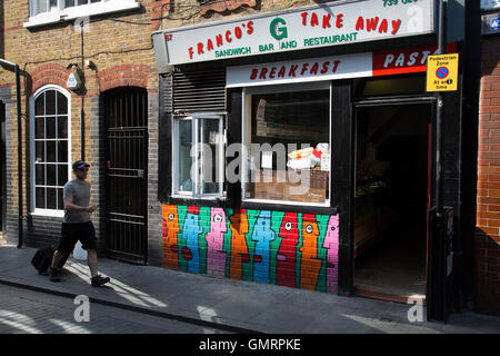 Streetart von Thierry Noir im Bereich Brick Lane von Shoreditch, East London, Vereinigtes Königreich. Streetart im Londoner East End ist ein ständig wechselnden visuelle Rätsel, wie die Kunstwerke ständig ändern, wie Räte einige Wände reinigen oder neue Werke an anderer Stelle gehen. Während einige dieser Vandalismus oder Graffiti betrachten, sind diese Kunstwerke sehr beliebt bei Einheimischen und Besuchern gleichermaßen, wie ein Gefühl der Bitterkeit in der Arbeit, bleibt die subtile Botschaften haben. Stockfoto