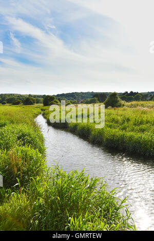 Reflexionen über den Fluß Cuckmere, in der Nähe von Touristenort in East Sussex, Großbritannien Stockfoto