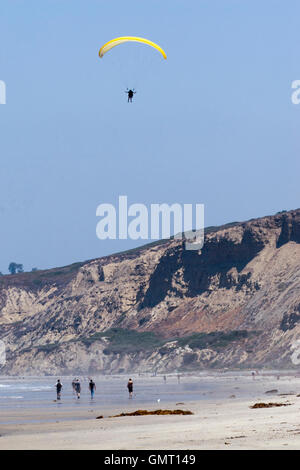 Person Paragliding über Beach in San Diego, Kalifornien. Stockfoto