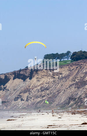 Person Paragliding über Beach in San Diego, Kalifornien. Stockfoto