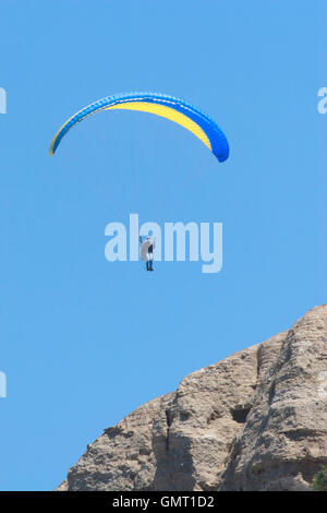 Person Paragliding über Klippen in San Diego, Kalifornien. Stockfoto