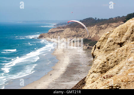 Person Paragliding über Beach in San Diego, Kalifornien. Stockfoto