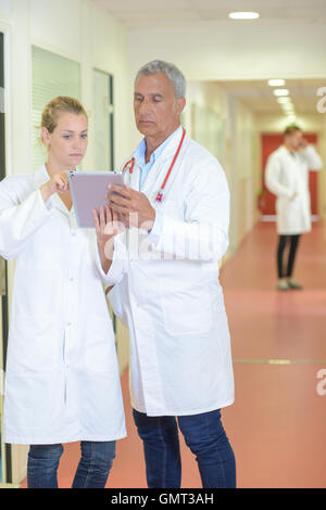 Zwei Sanitäter Verleihung im Korridor Stockfoto