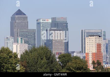 Einen Überblick über die Skyline von London, darunter (von links nach rechts) One Canada Square, 25 Bank Street (J.P Morgan Hauptsitz), 8 Canada Square (auch bekannt als HSBC Tower) und 25 Canada Square (auch bekannt als Citigroup Centre), gesehen vom Nunhead Bahnhof in London. Stockfoto