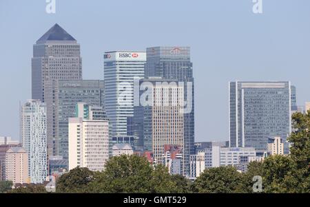 Einen Überblick über die Skyline von London, darunter (von links nach rechts) One Canada Square, 25 Bank Street (J.P Morgan Hauptsitz), 8 Canada Square (auch bekannt als HSBC Tower) und 25 Canada Square (auch bekannt als Citigroup Centre), gesehen vom Nunhead Bahnhof in London. Stockfoto