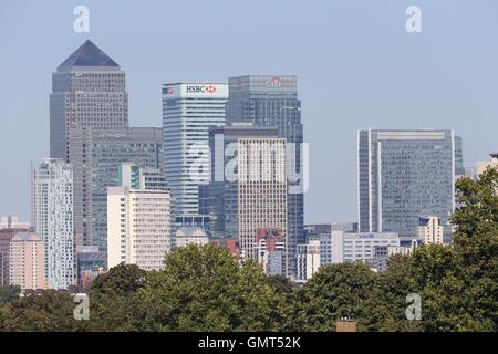 Einen Überblick über die Skyline von London, darunter (von links nach rechts) One Canada Square, 25 Bank Street (J.P Morgan Hauptsitz), 8 Canada Square (auch bekannt als HSBC Tower) und 25 Canada Square (auch bekannt als Citigroup Centre), gesehen vom Nunhead Bahnhof in London. Stockfoto