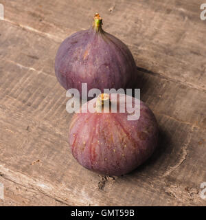 Frische Bio Feigen auf einem rustikalen Holztisch, gesunde Ernährung Konzept Stockfoto