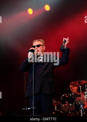 Die Fairport Cropredy Convention, Leben Banbury, 11. August 2016, UK, Wahnsinn mit Lead-Sänger Suggs Cropredy Festival Stockfoto