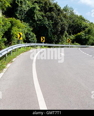 Gekrümmte Straße bis Berg Stockfoto