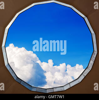 Blauer Himmel mit Wolken gesehen durch den Schornstein im Gebäude Stockfoto