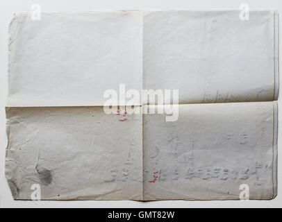 Alten Grunge Papier auf weißem Hintergrund mit Handschrift auf der Rückseite. Stockfoto