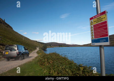 Warnzeichen von Loch Lee, Glen Esk, Angus, Schottland. Stockfoto