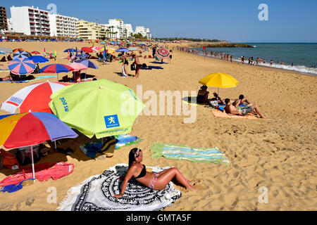 Sommerferien an der Strand Quarteira, Algarve, Portugals Stockfoto