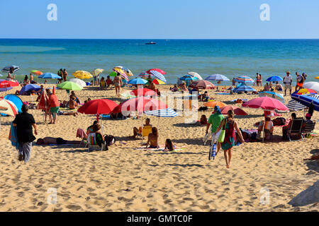 Urlaub mit Klappstühlen, Sonnenschirme am Sandstrand von Süden am Meer, Quarteira, Algarve, Portugal Stockfoto