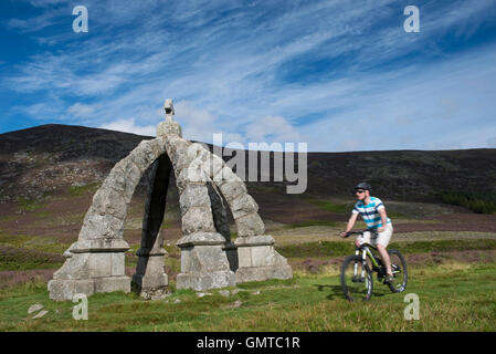 Ein Mountainbiker geht die Königinnen gut Glen Mark, Glen Esk, Angus, Schottland. Stockfoto