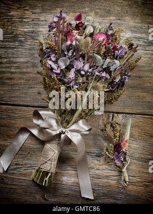 Rustikale Land Hochzeit Bouquet und Boutonniere gemacht von getrockneten wilde Feldblumen, künstlerische Stilleben Stockfoto