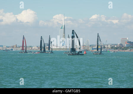 Americas Cup teams 2016 Portsmouth UK Spinnaker Tower alle Racing Segelboot Race Serie Land Rover Sponsor Solent Stockfoto