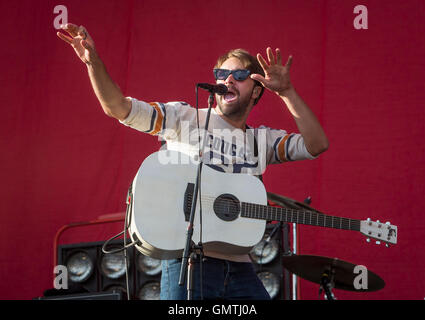 Nur zur redaktionellen Verwendung, führt keine kommerzielle Verwendung ohne vorherige Genehmigung von Festival Republik Justin Hayward-Young von The Vaccines beim Leeds Festival im Braham Park, West Yorkshire. Stockfoto