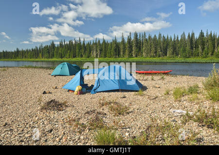 Kajak und Zelt auf dem River Bank. Parkplatz-Reisende entlang der Nationalpark Yugyd VA. Stockfoto