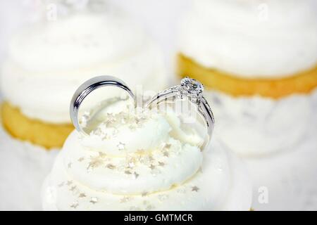 Trauringe in Cupcake Icing mit Sterne Streusel Stockfoto