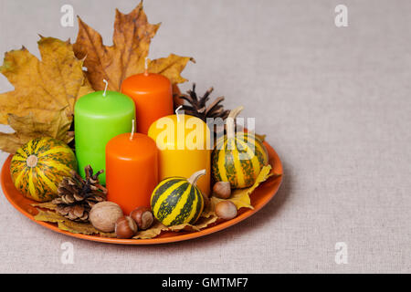 Herbstferien - Halloween und Thanksgiving. Stillleben - Kerzen und Kürbissen, Tannenzapfen, Nüssen, verlässt. Stockfoto