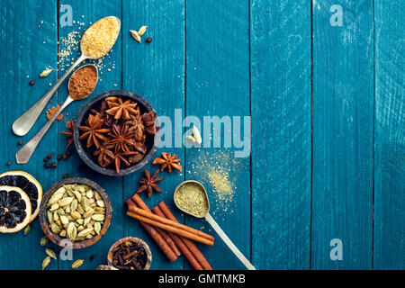 kulinarischen Hintergrund mit verschiedenen Gewürzen zu Weihnachten Glühwein Stockfoto
