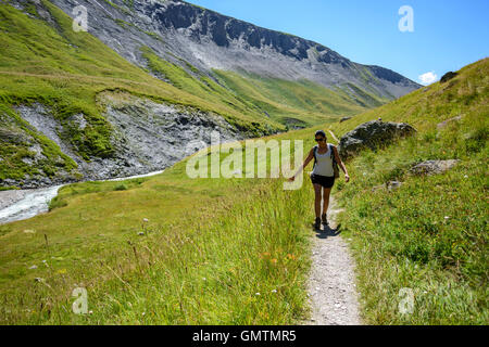 Frau berühren das grüne Gras in einem Tal im Sommer, die Französischen Alpen, Frankreich, Europa. Stockfoto