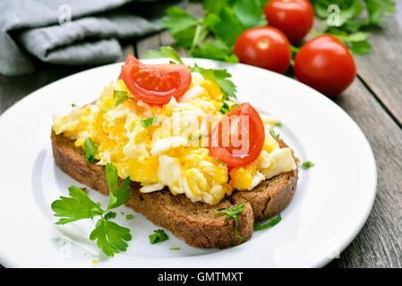 Rührei und Tomatenscheiben auf Brot, Nahaufnahme Stockfoto