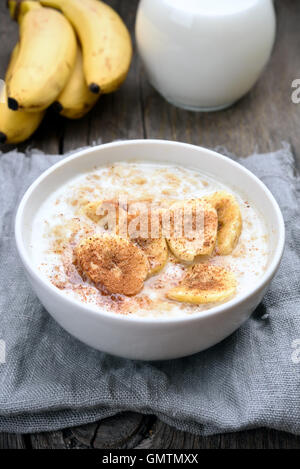 Haferbrei mit Bananenscheiben, gesundes Frühstück, Landhausstil Stockfoto