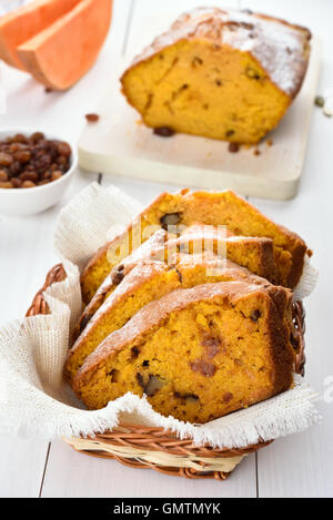 Kürbis-Brot mit Nüssen und Rosinen Stockfoto