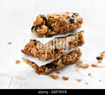 Gesundes Essen Müsliriegel auf weißem Hintergrund Stockfoto