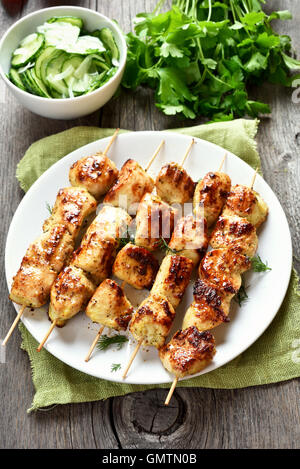 Chicken Kebab und Gemüse Salat aus Gurke, Landhausstil Stockfoto