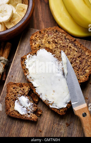 Auf süße Bananen Brot Butter Stockfoto