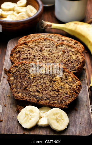 Scheiben von hausgemachtem Bananenbrot Stockfoto