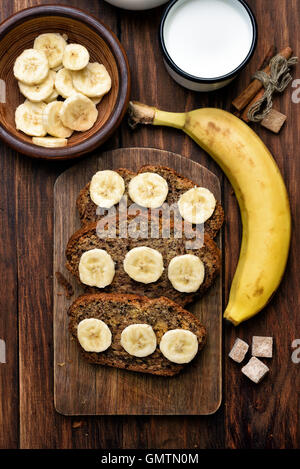 Süße Bananen Brot auf Holzbrett, Ansicht von oben Stockfoto