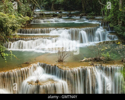 Huay Mae Kamin Waterfall, schönen Wasserfall im herbstlichen Wald, Provinz Kanchanaburi, Thailand Stockfoto